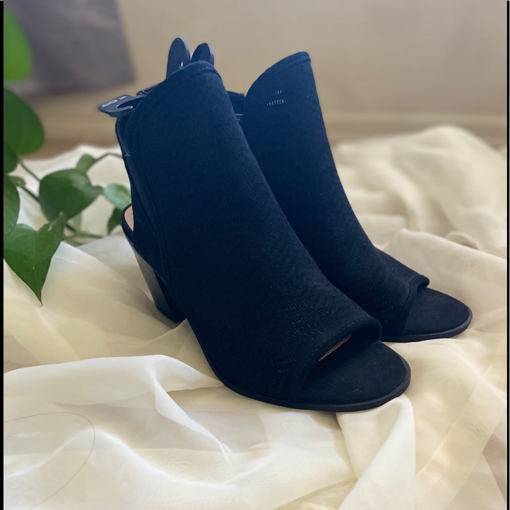 👠Time and Tru Black open toe heels